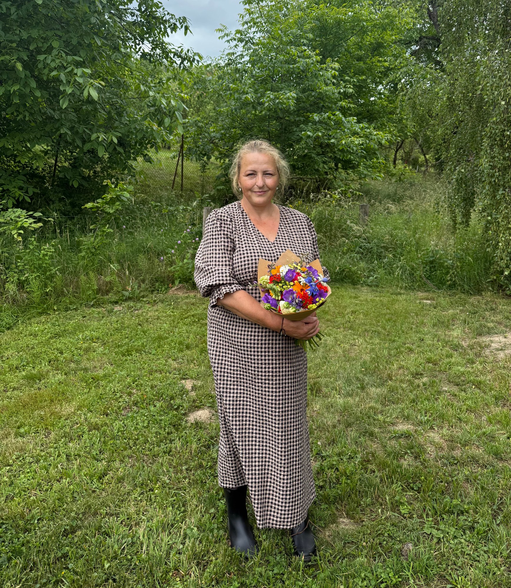 Petra s kyticí na květinové farmě
