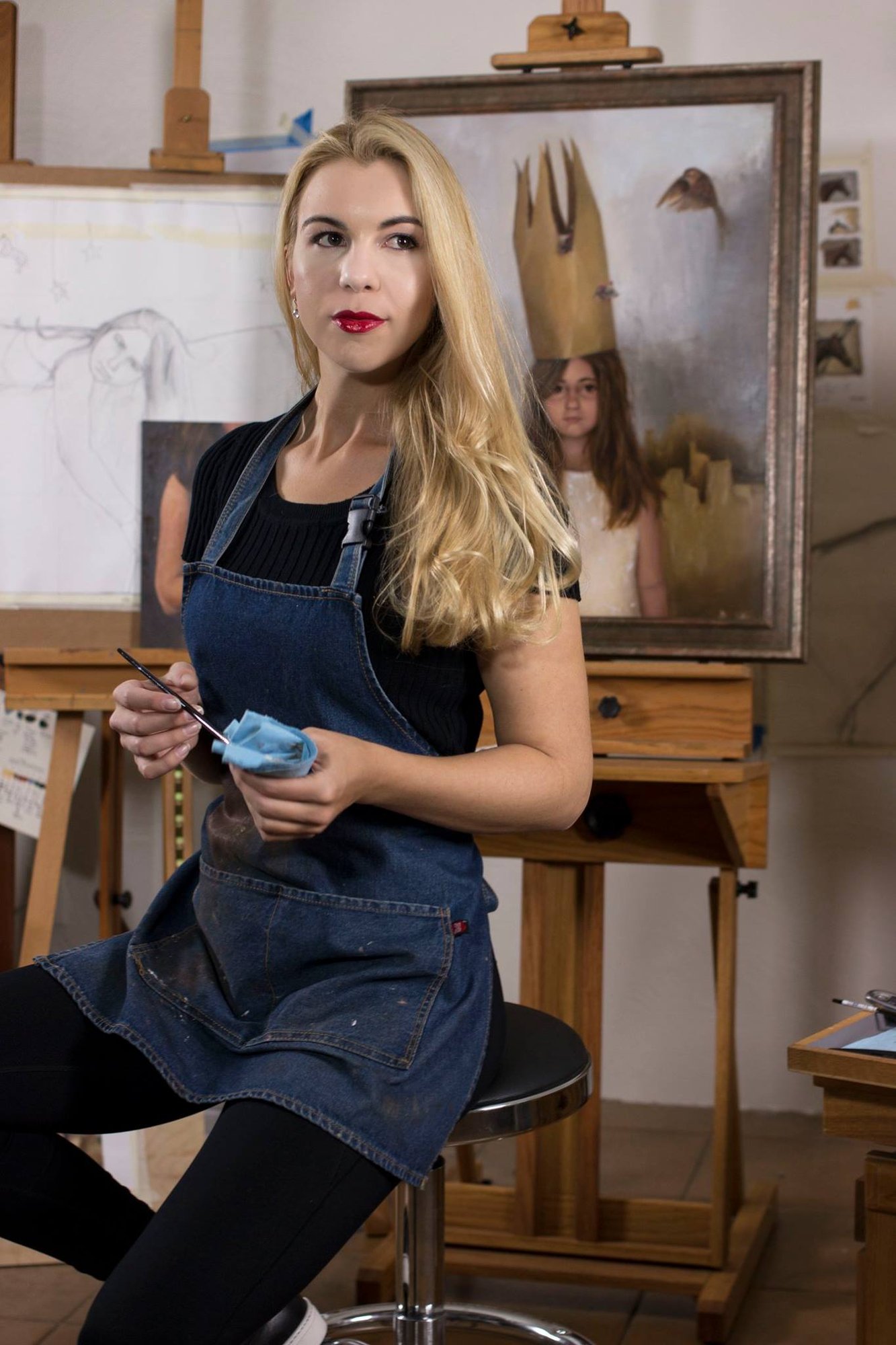 Alex Bauwens painting in her studio