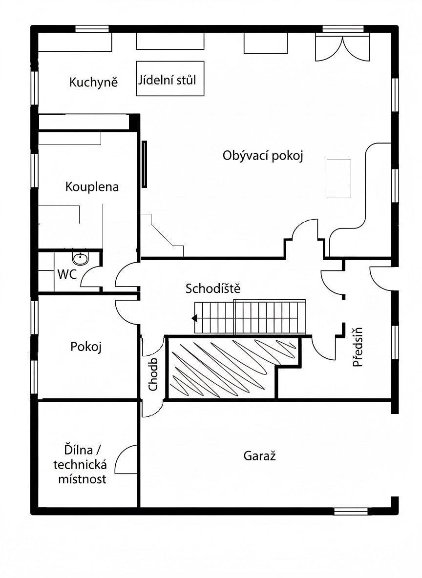 Půdorys přízemí chalupy: kuchyně s jídelním stolem, obývací pokoj, koupelna, WC, pokoj, chodba, schodiště, předsíň, dílna a garáž