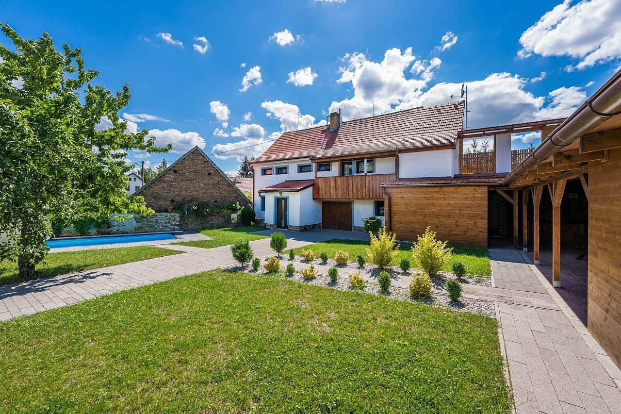 Bazén a pergola na oplocené zahradě