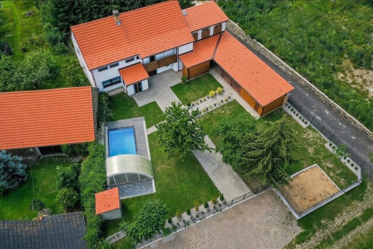 Letecký pohled na chatu na kopečku s zahradou