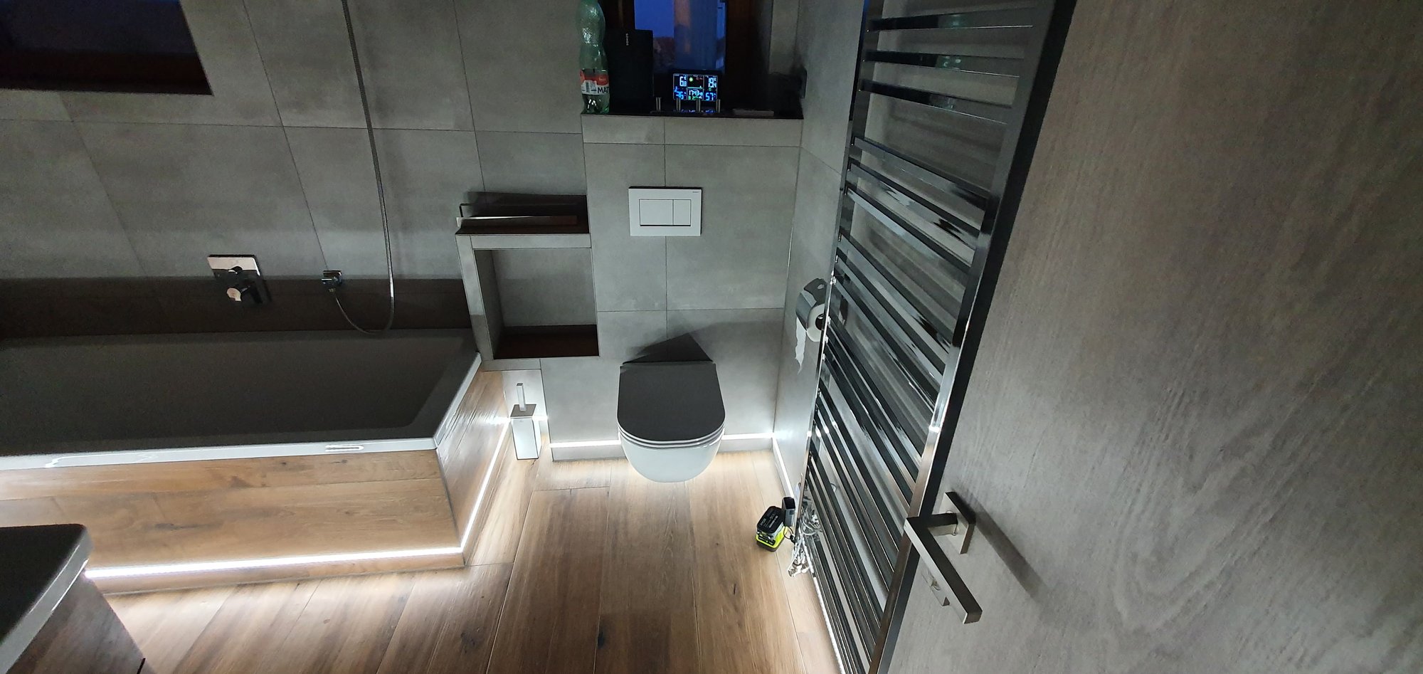 Rekonstrukce koupelny v šedo-dřevěné kombinaci - foto 2