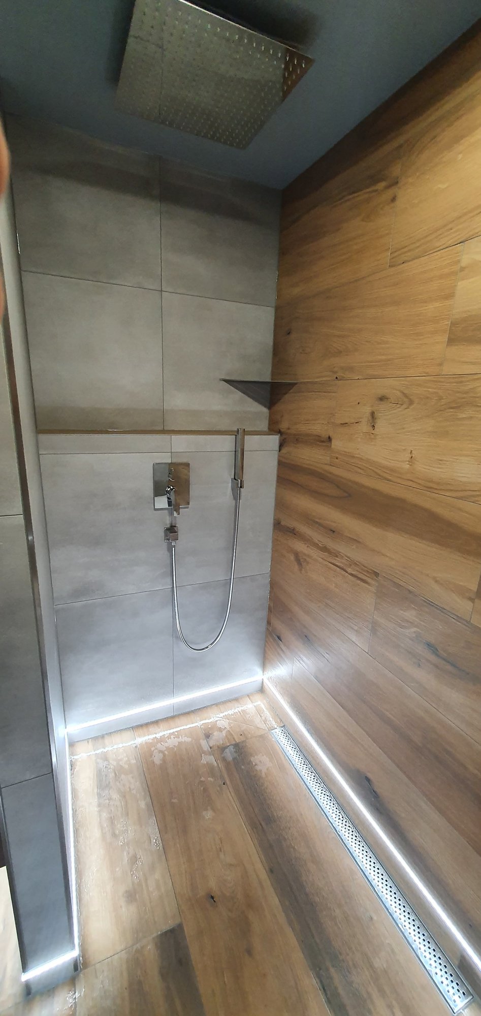 Rekonstrukce koupelny v šedo-dřevěné kombinaci - foto 6