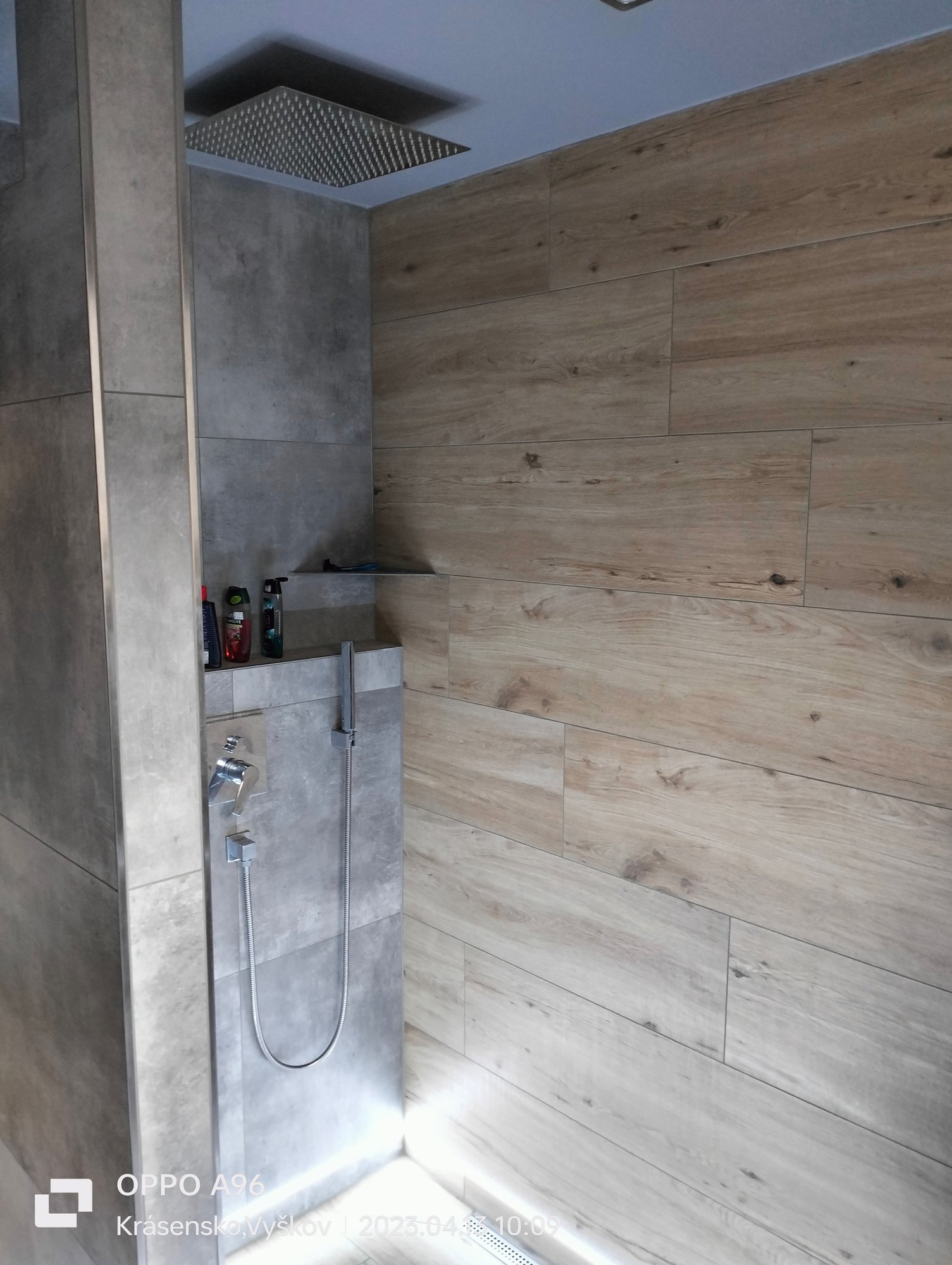Rekonstrukce koupelny v šedo-dřevěné kombinaci - foto 3