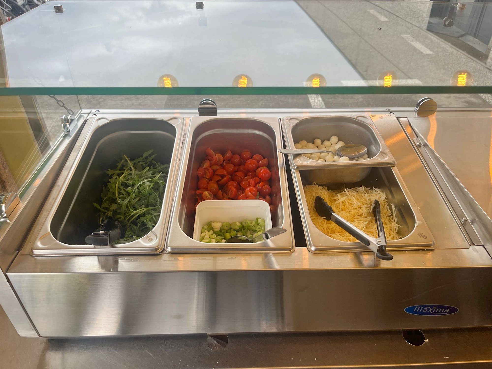 Verse toppings in de foodtruck — rucola, tomaat, kaas