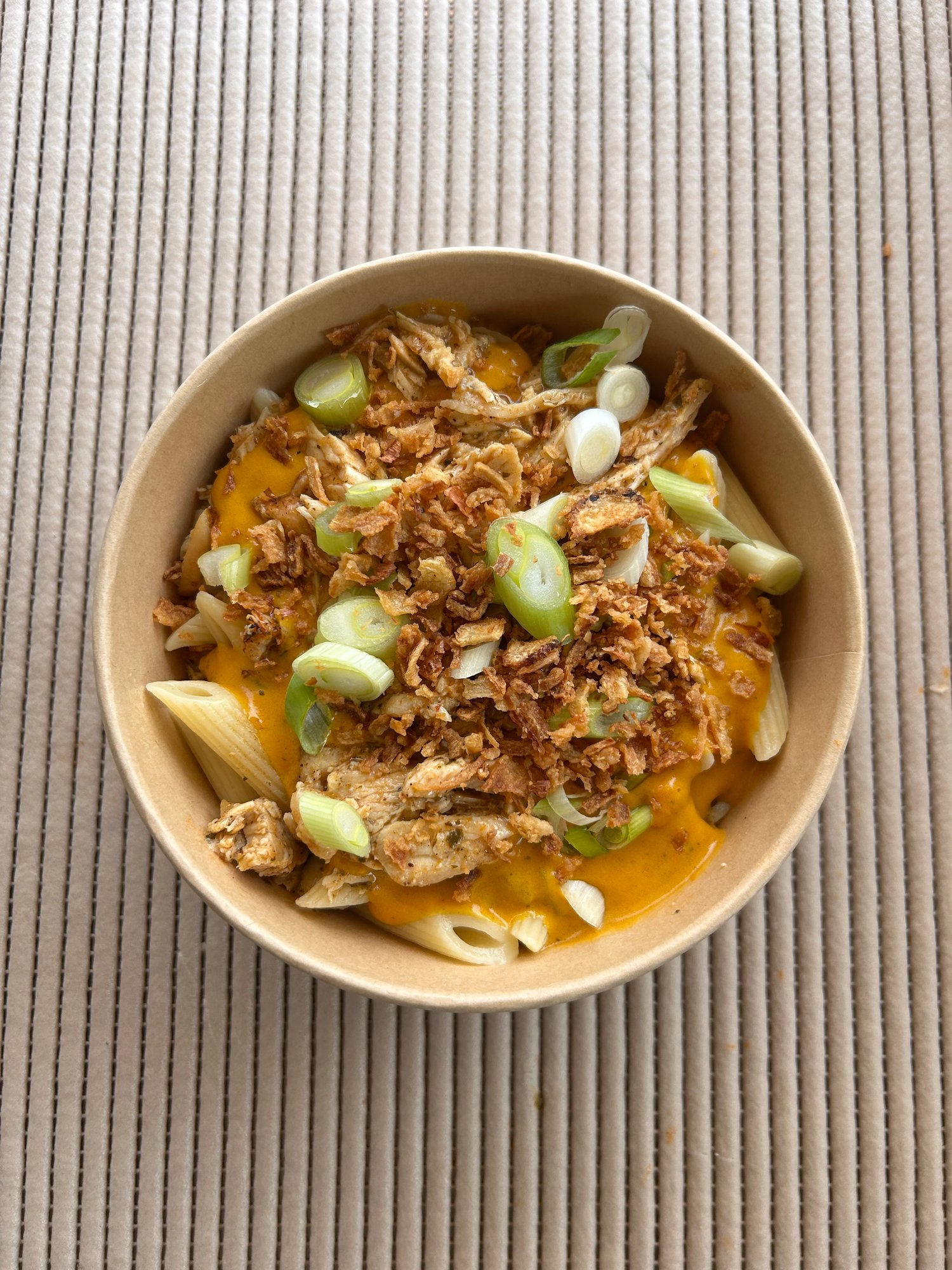Penne Thai Curry met kleurrijke garnering