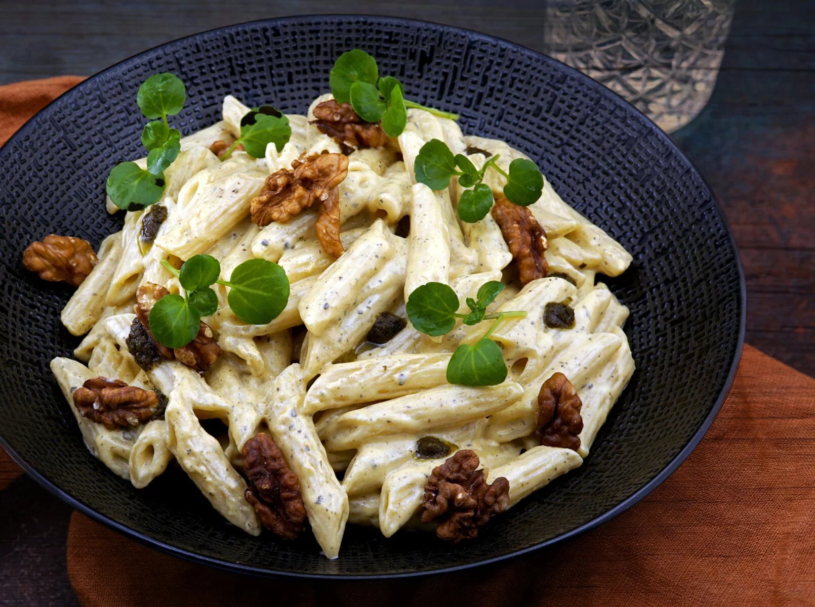 Penne 5 kazen met pesto en walnoten