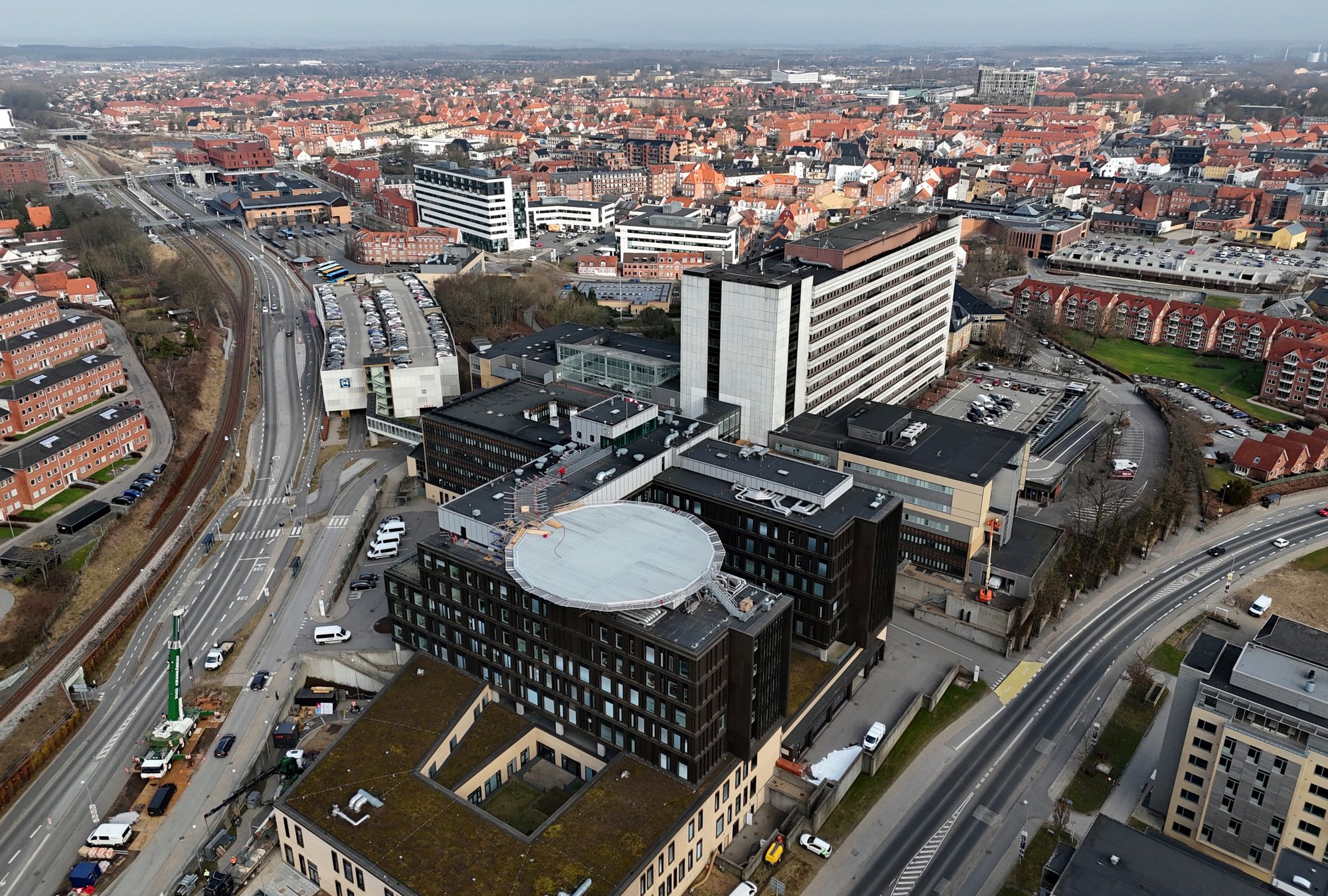 Luftfoto af byggepladsen for Viborg View-højhuset set oppefra i dagslys