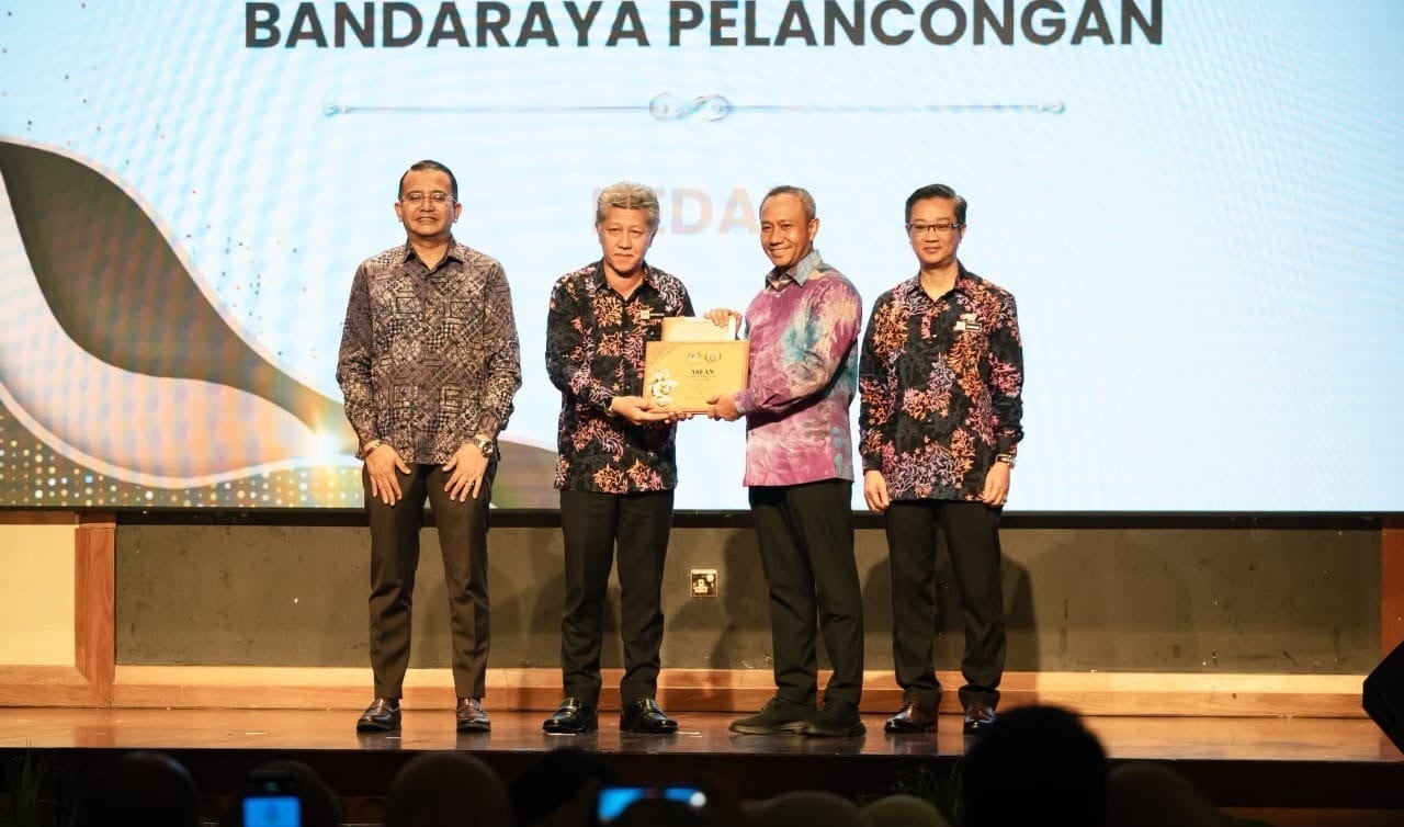 Officials on stage presenting the award plaque to MPLBP