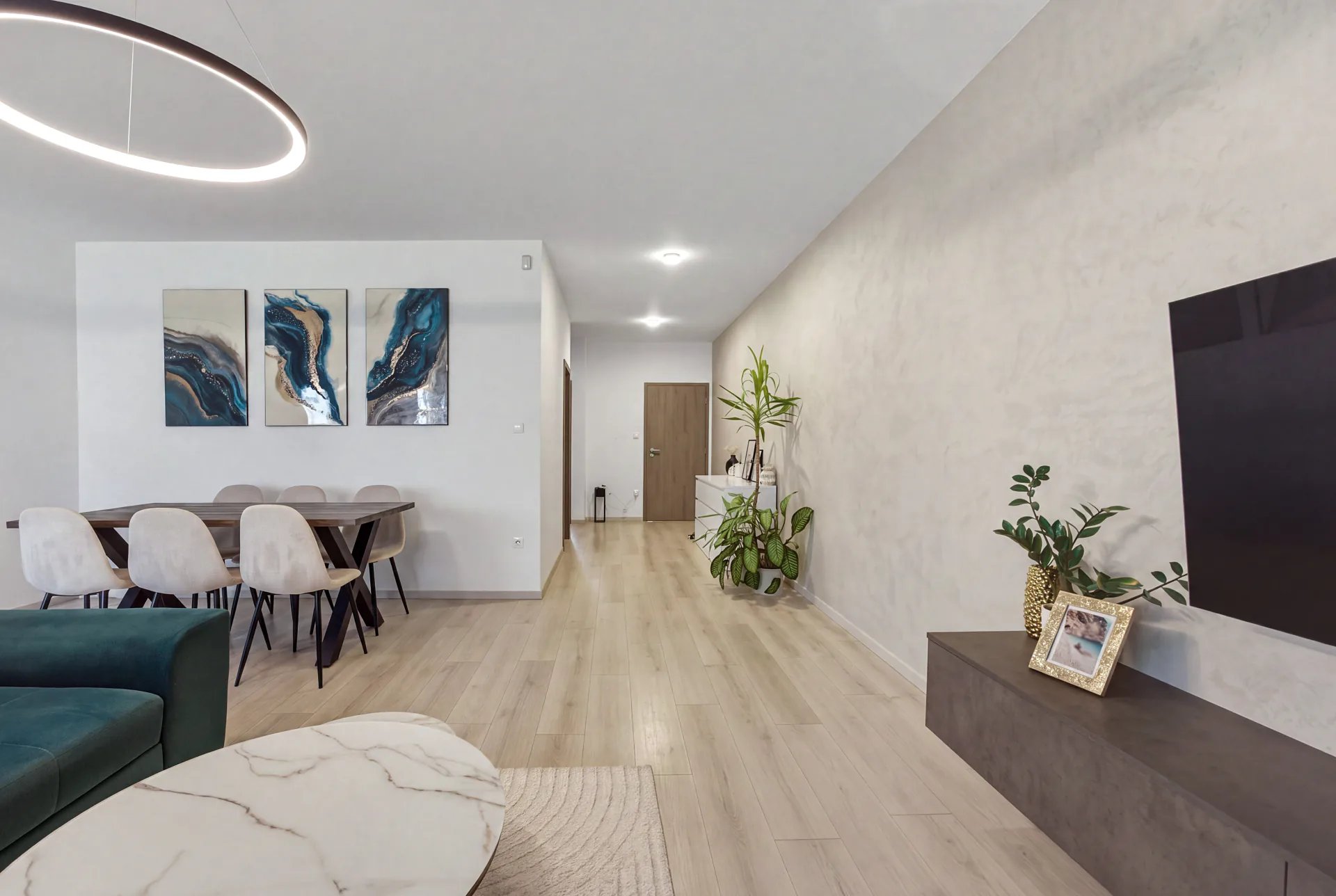 Jedálenská časť a chodba moderného interiéru — realitná fotografia MUNO