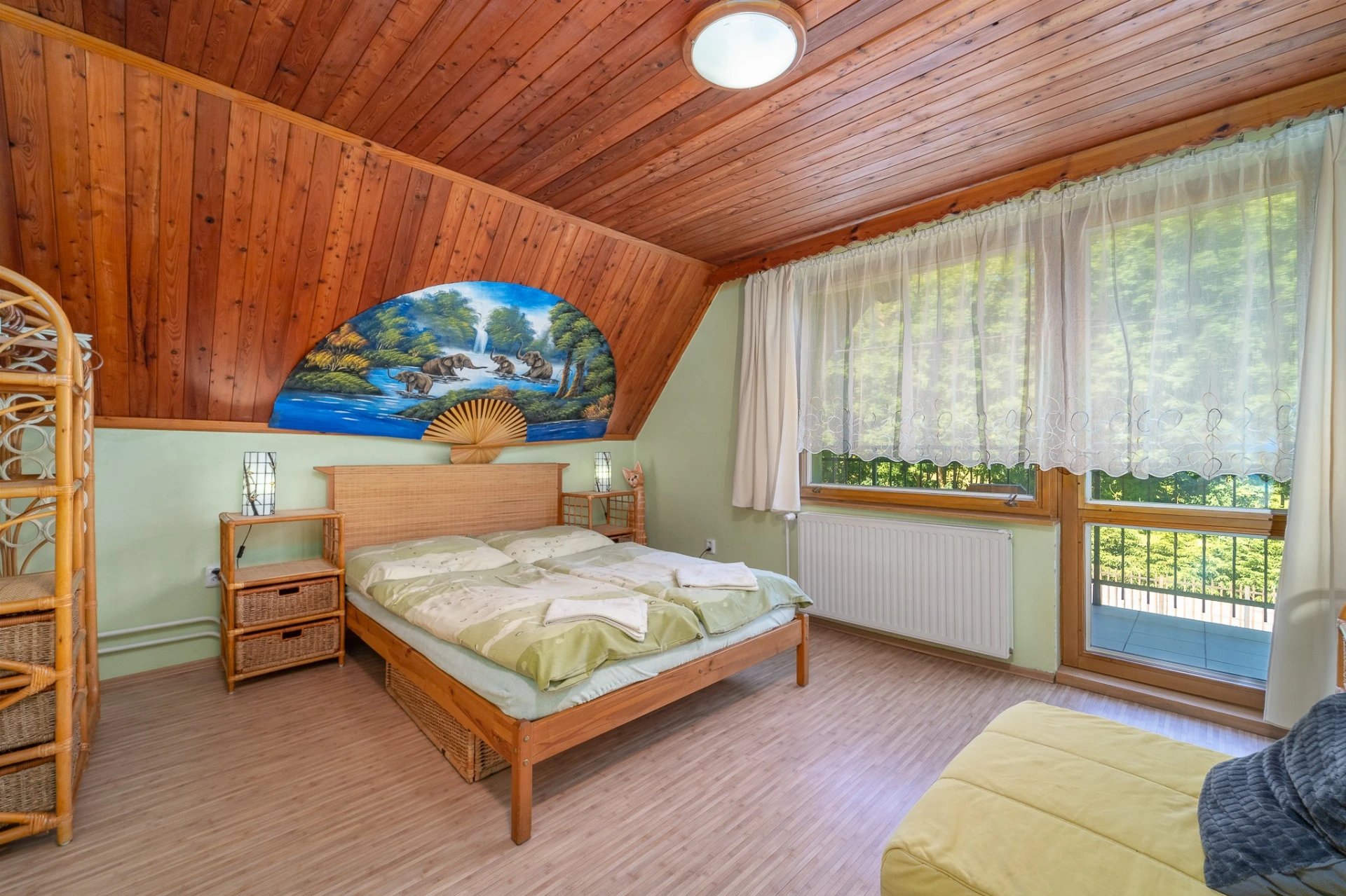Schodiště do patra s dřevěným zábradlím