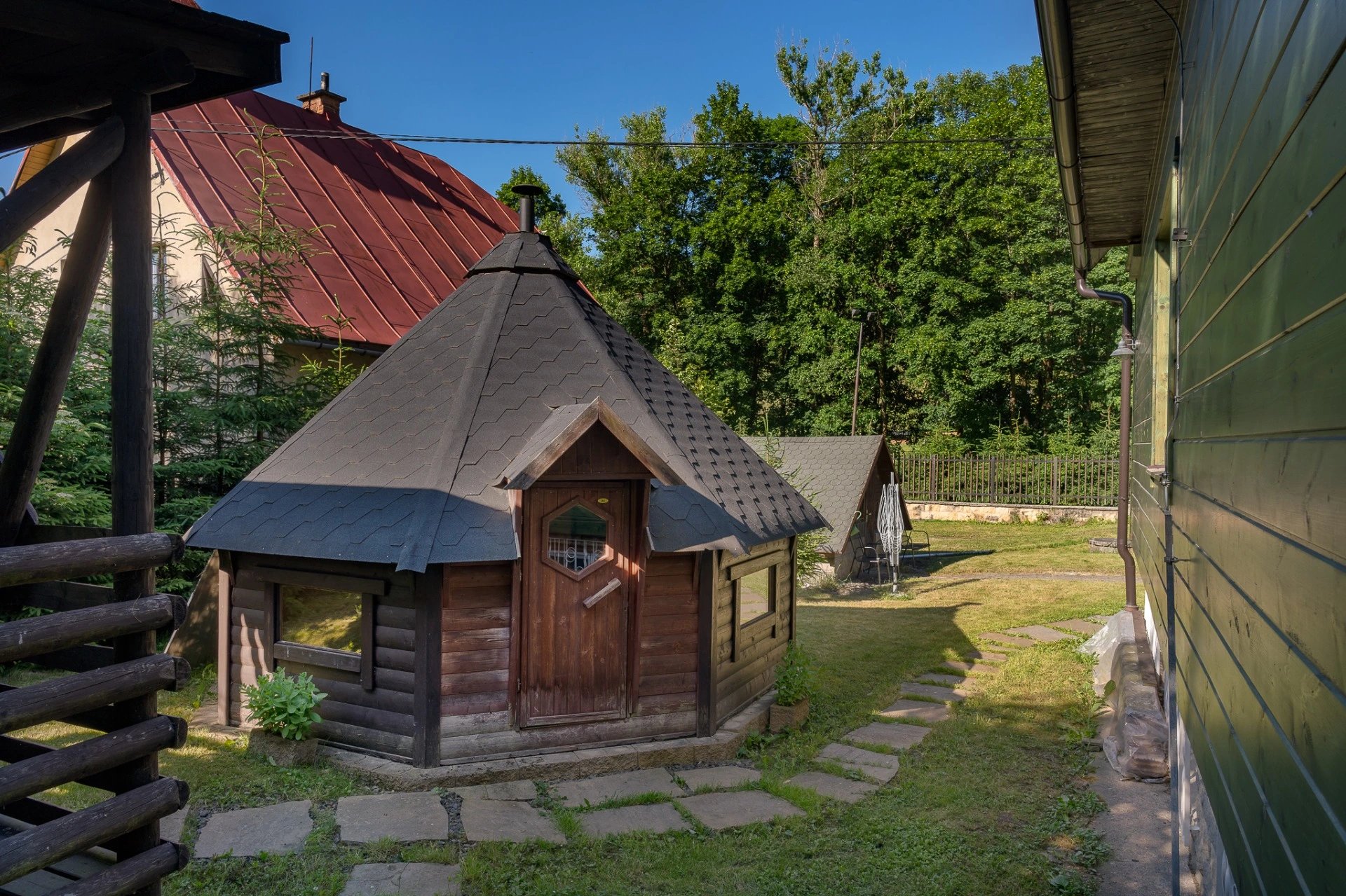 Zahrada s dětským hřištěm a párty stanem