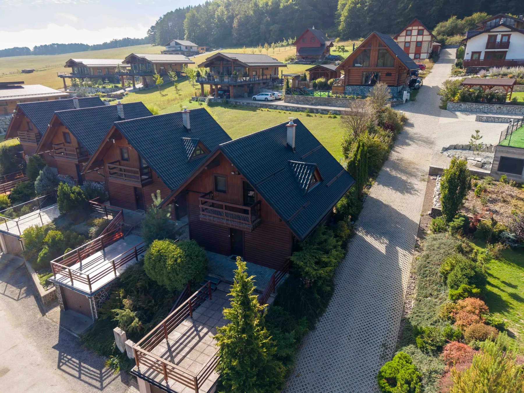 Širší dronový pohľad na nehnuteľnosť a okolie