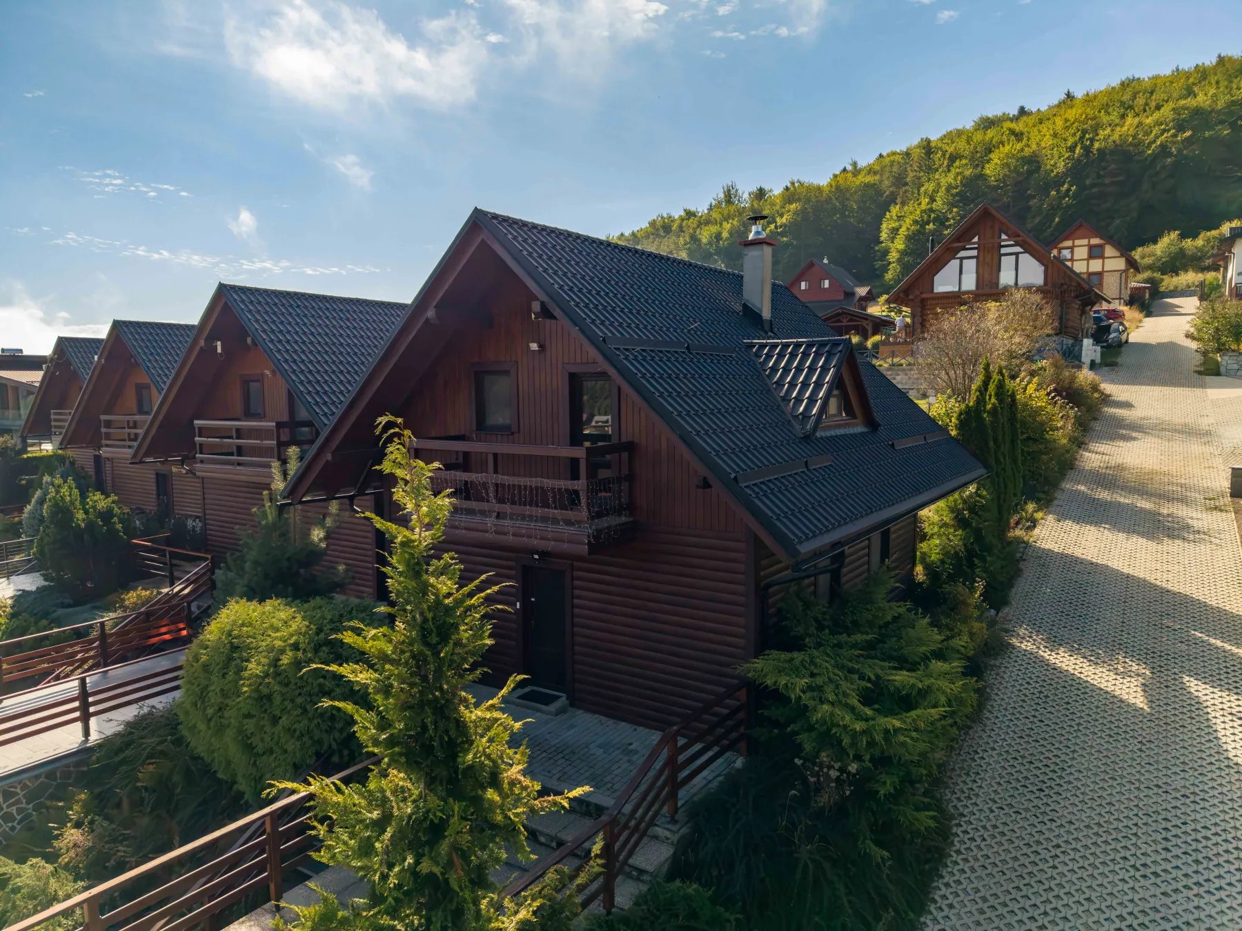 Dronový pohľad na chatu, pozemok a prístupovú cestu