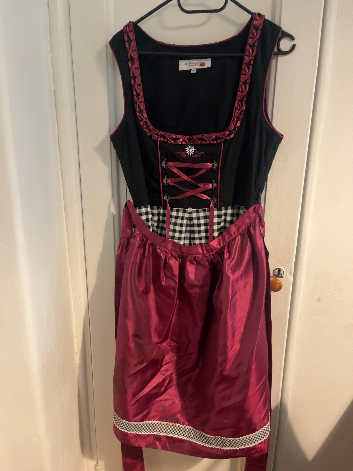 Černo-vínový dirndl Der Wildschütz ve velikosti 40/42, dámská položka č. 17 – pohled 1