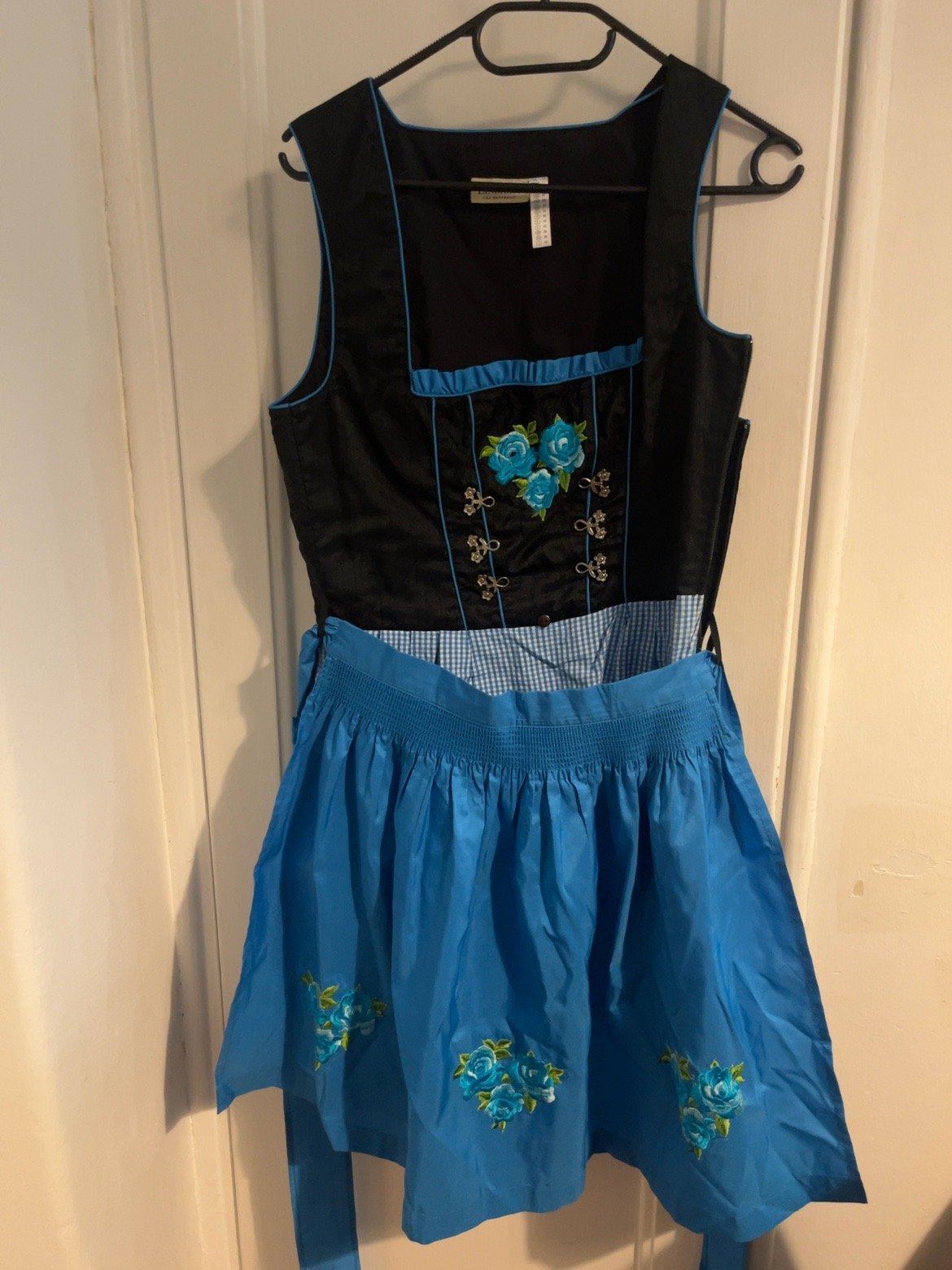Černo-modrý dirndl LANDHAUS s modrou zástěrou ve velikosti 38, dámská položka č. 16 – pohled 1