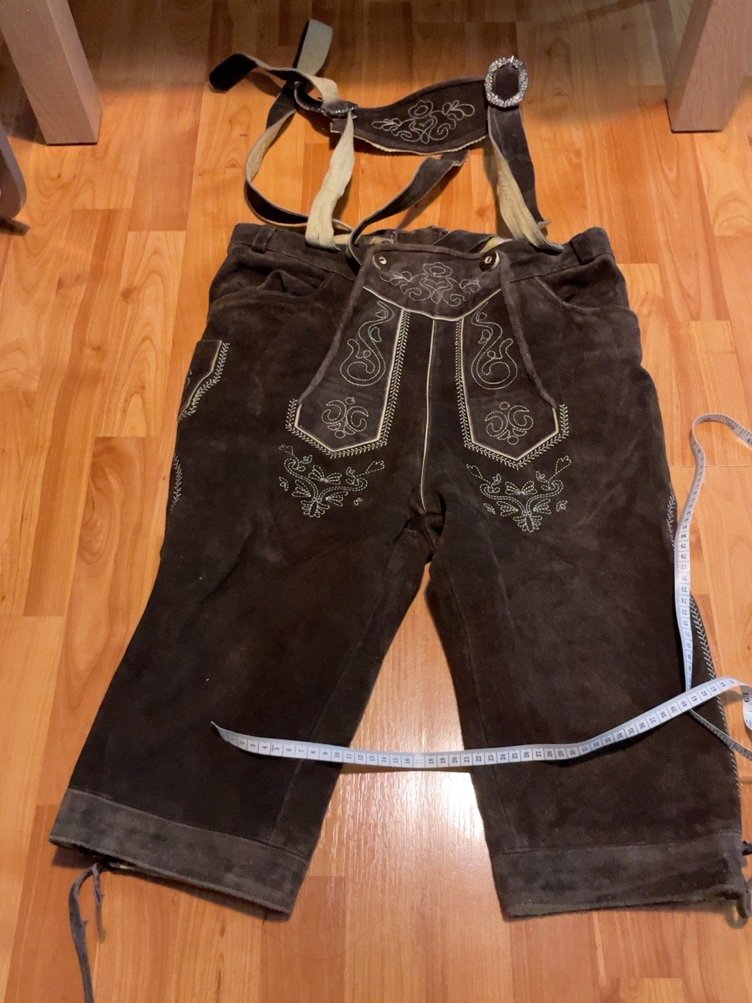 Tmavě hnědé Lederhosen pod kolena s výšivkou a kšandy, pánská položka č. 3