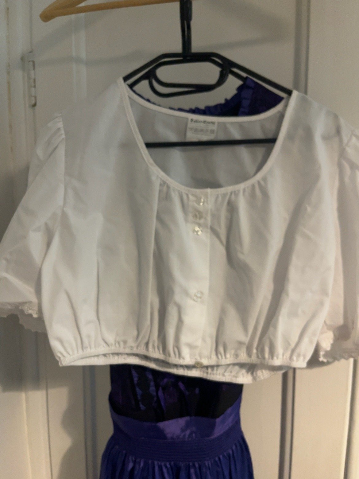Doplňková fotografie k zapůjčeným outfitům – detail 8