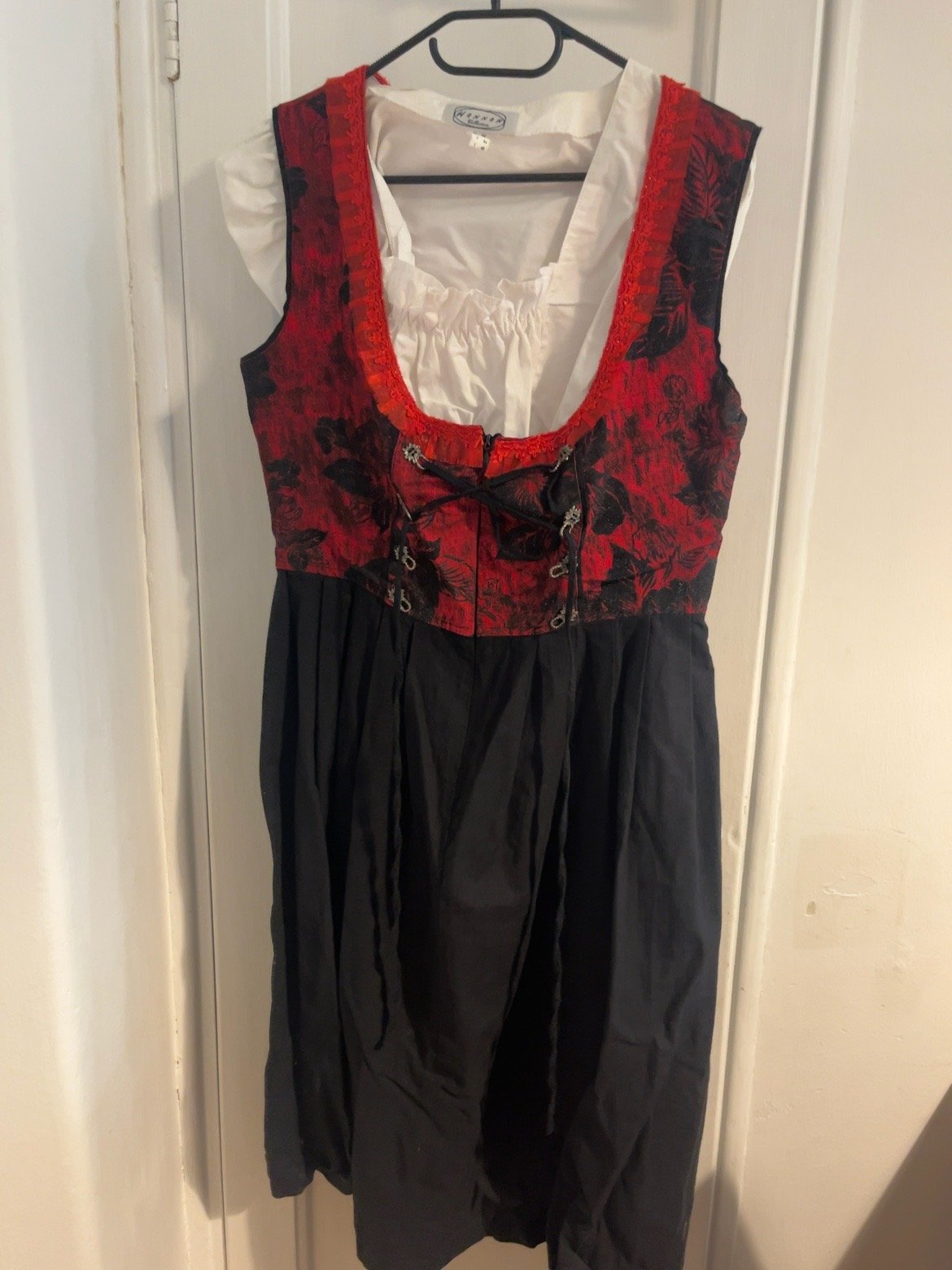 Červeno-černý dirndl ve velikosti 42, dámská položka č. 9 – pohled 1