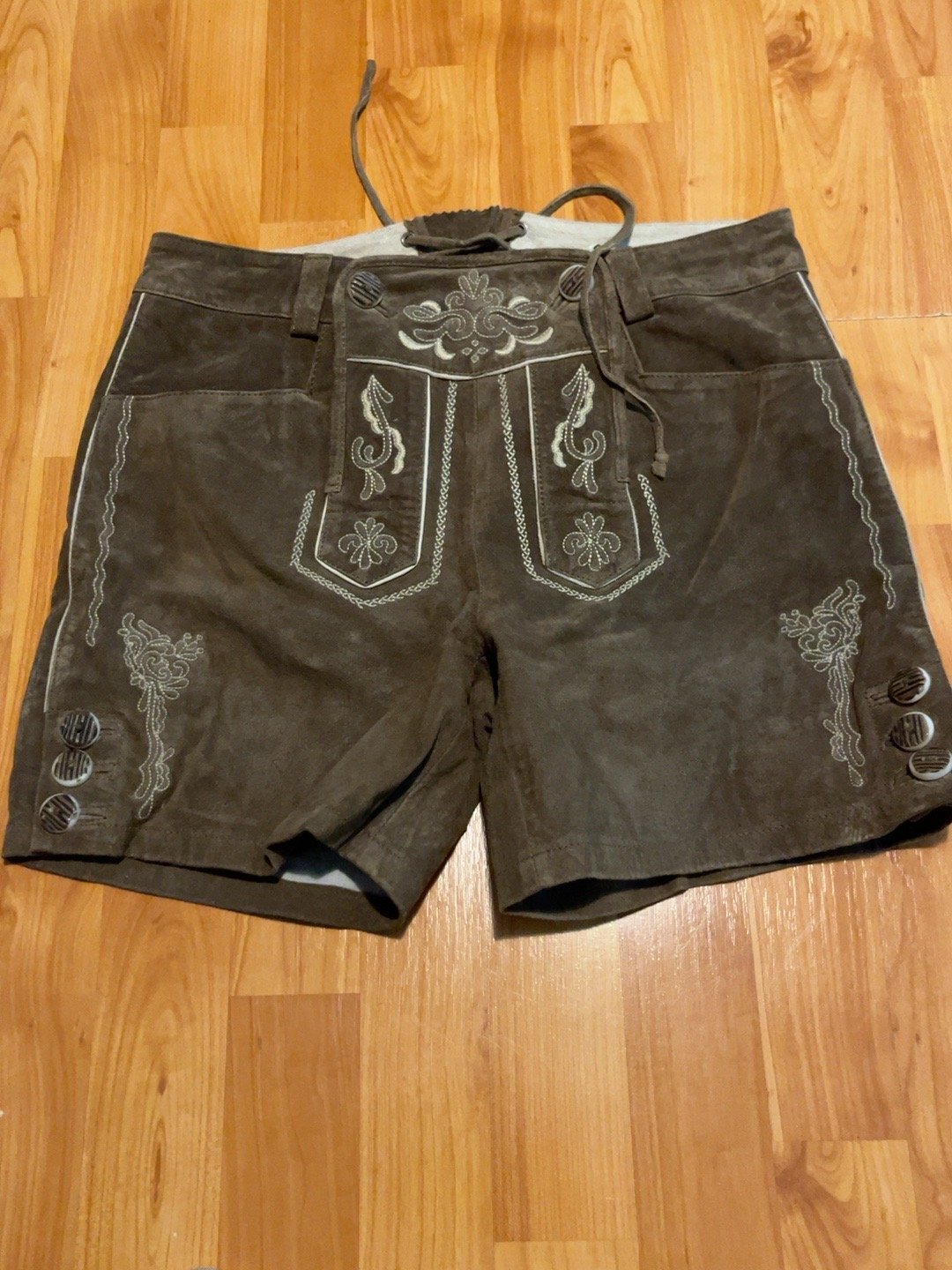 Tmavě hnědé krátké Lederhosen s výšivkou, pánská položka č. 5