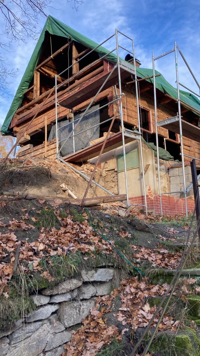 Roubenka ve výstavbě s lešením: ideální moment pro průzkum