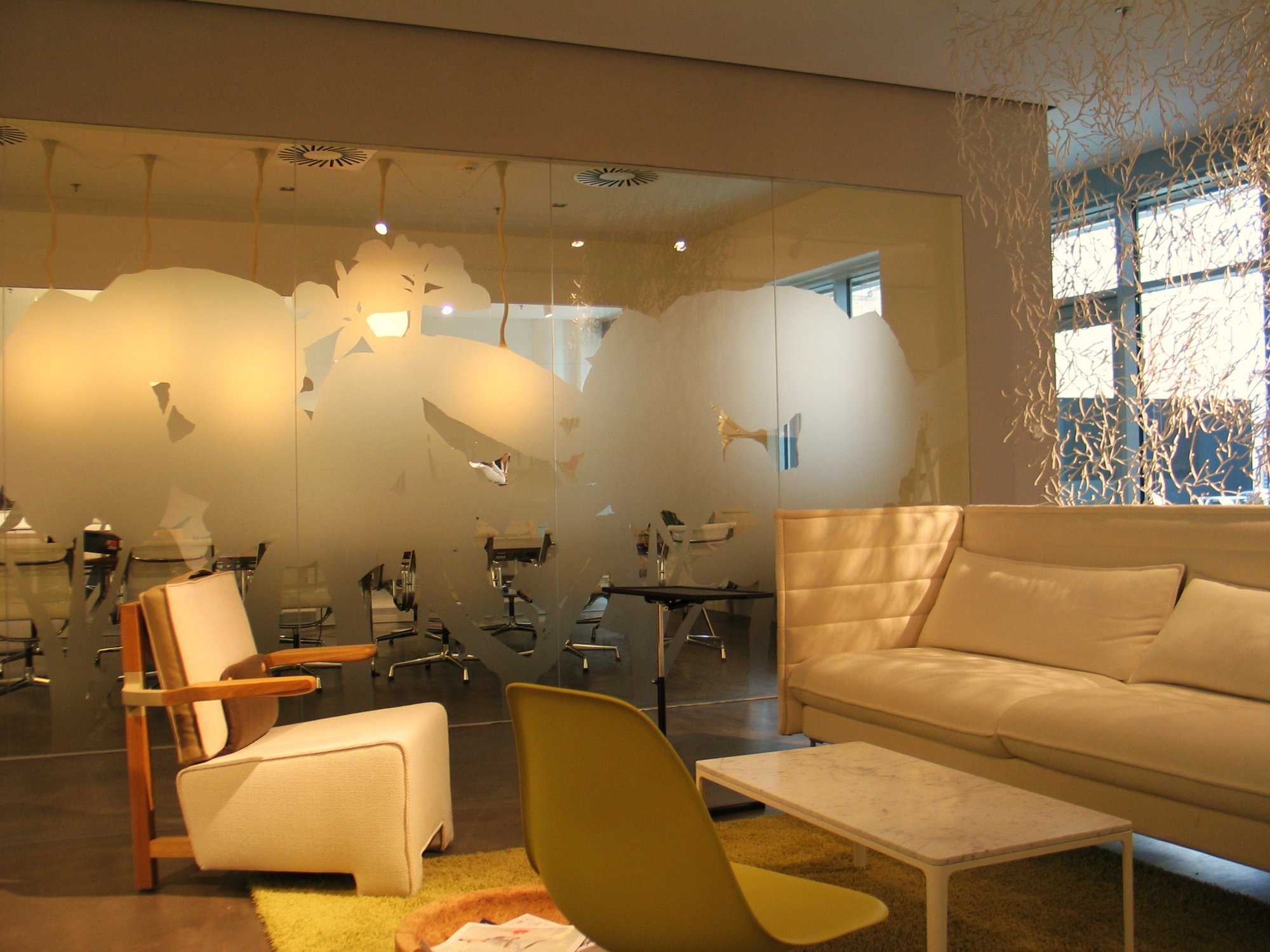 Vitra / Kartell — Showroom & výlohy — interiérová grafika a sezónní branding