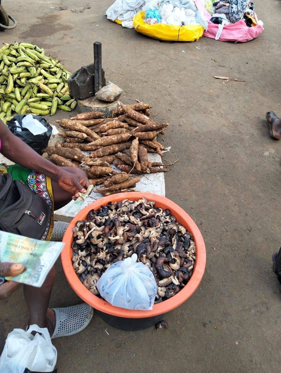 Uma banca de mercado a vender mandioca e cajus em São Tomé