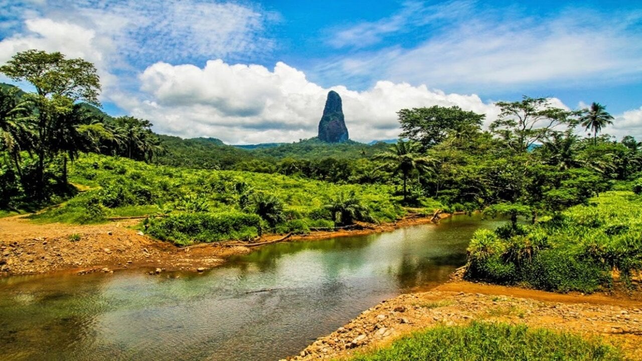River winding through the rainforest with Pico Cão Grande rising in the distance
