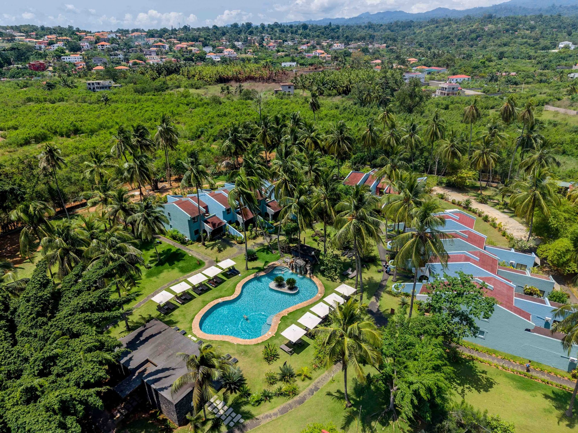 Omali hotel in São Tomé, with its pool and rooms seen from above