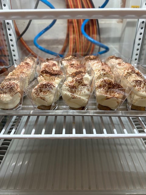 Tiramisu cups vers klaargemaakt — zijde-zachte laagjes