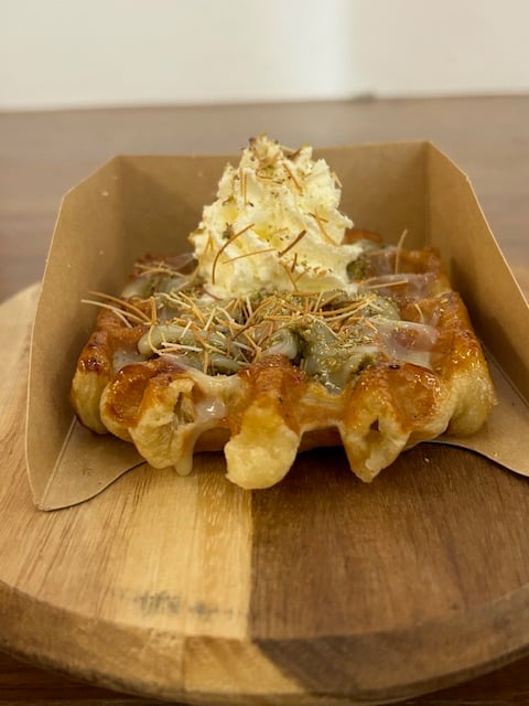 Heerlijke wafel met crème en karamel topping