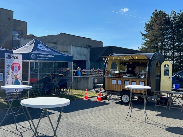 Sfeervolle opstelling van onze foodtruck op een evenement