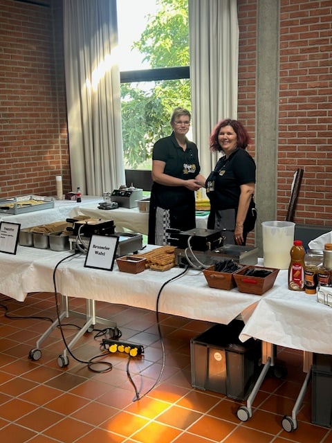 Ons team klaar voor service op een groot binnenevenement