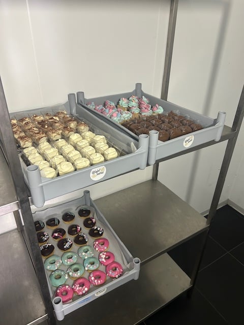 Cupcakes en donuts klaar voor een event — kleurrijke variatie