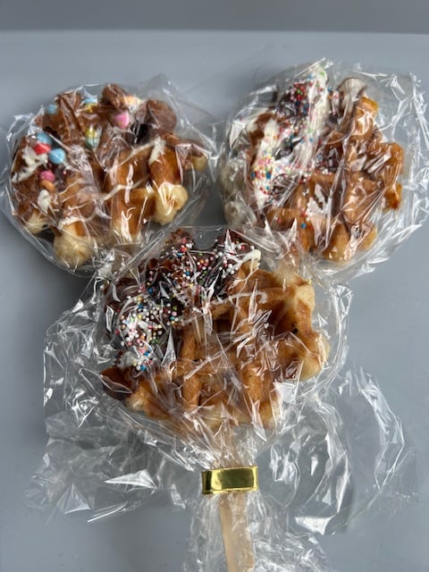 Bubble wafels op stokje verpakt als cadeautje