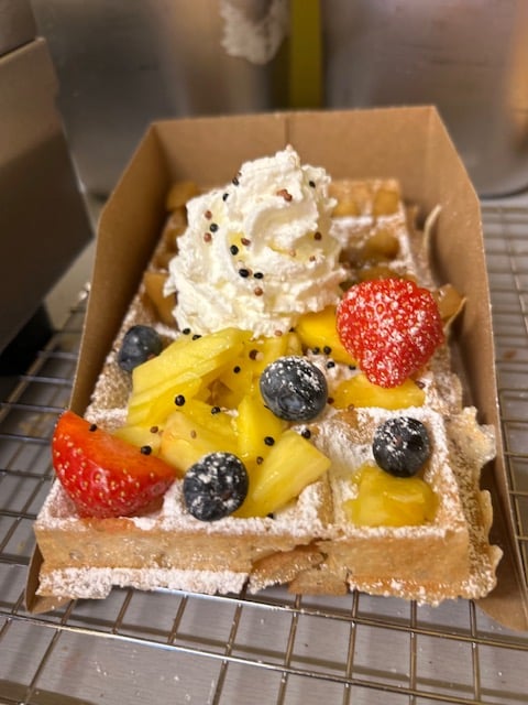 Brusselse wafel met vers fruit, slagroom en blauwe bessen