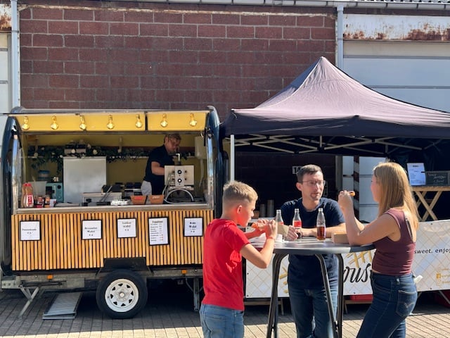 Familie geniet van wafels voor de Wafelicious truck