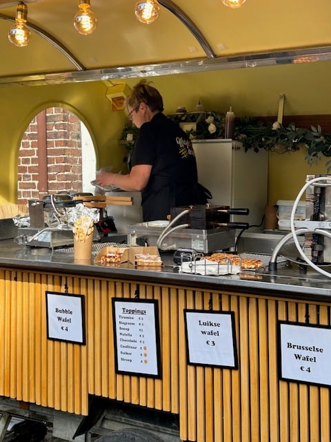 Binnenkant van de Wafelicious truck — wafels vers van de ijzer