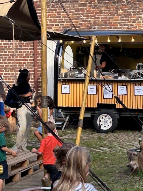 Kinderen en gezinnen genieten van onze truck op een buitenfestival