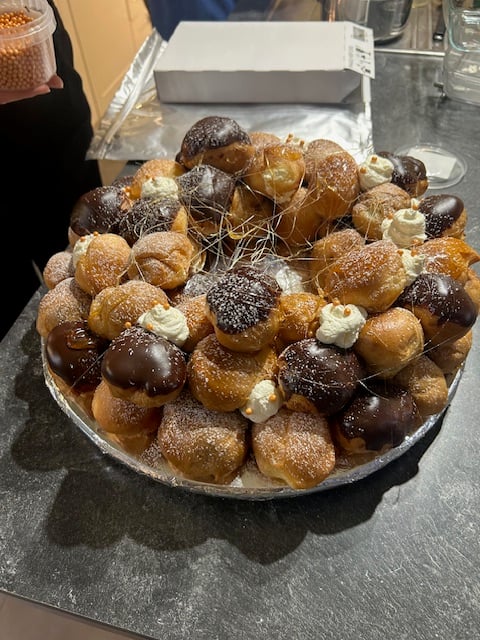 Schaal met profiteroles — feestelijk en verleidelijk