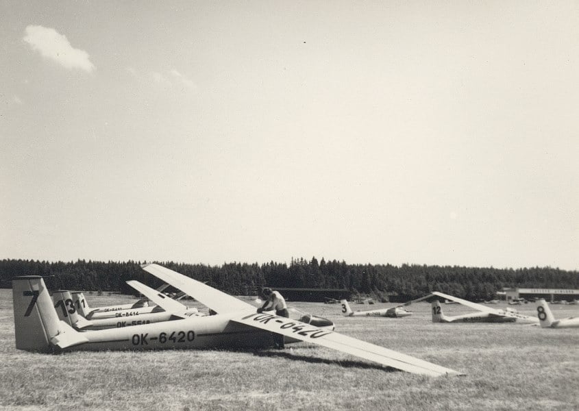 Plachtařská soutěž na letišti Jihlava – historické foto