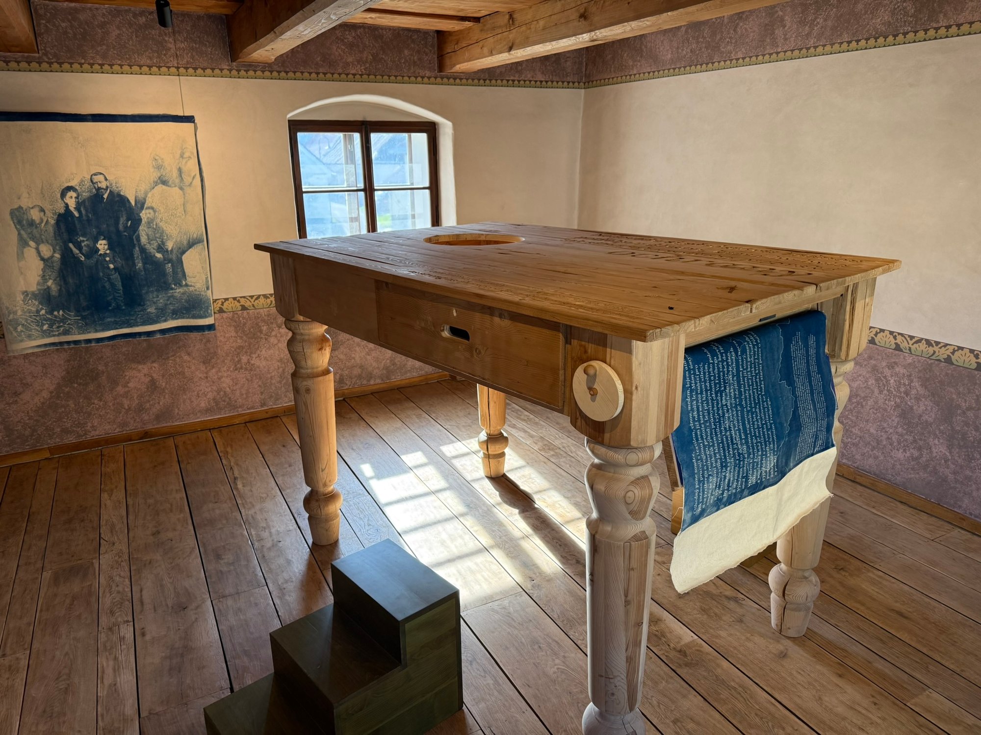 Room Specific – výstavní prostor s instalací