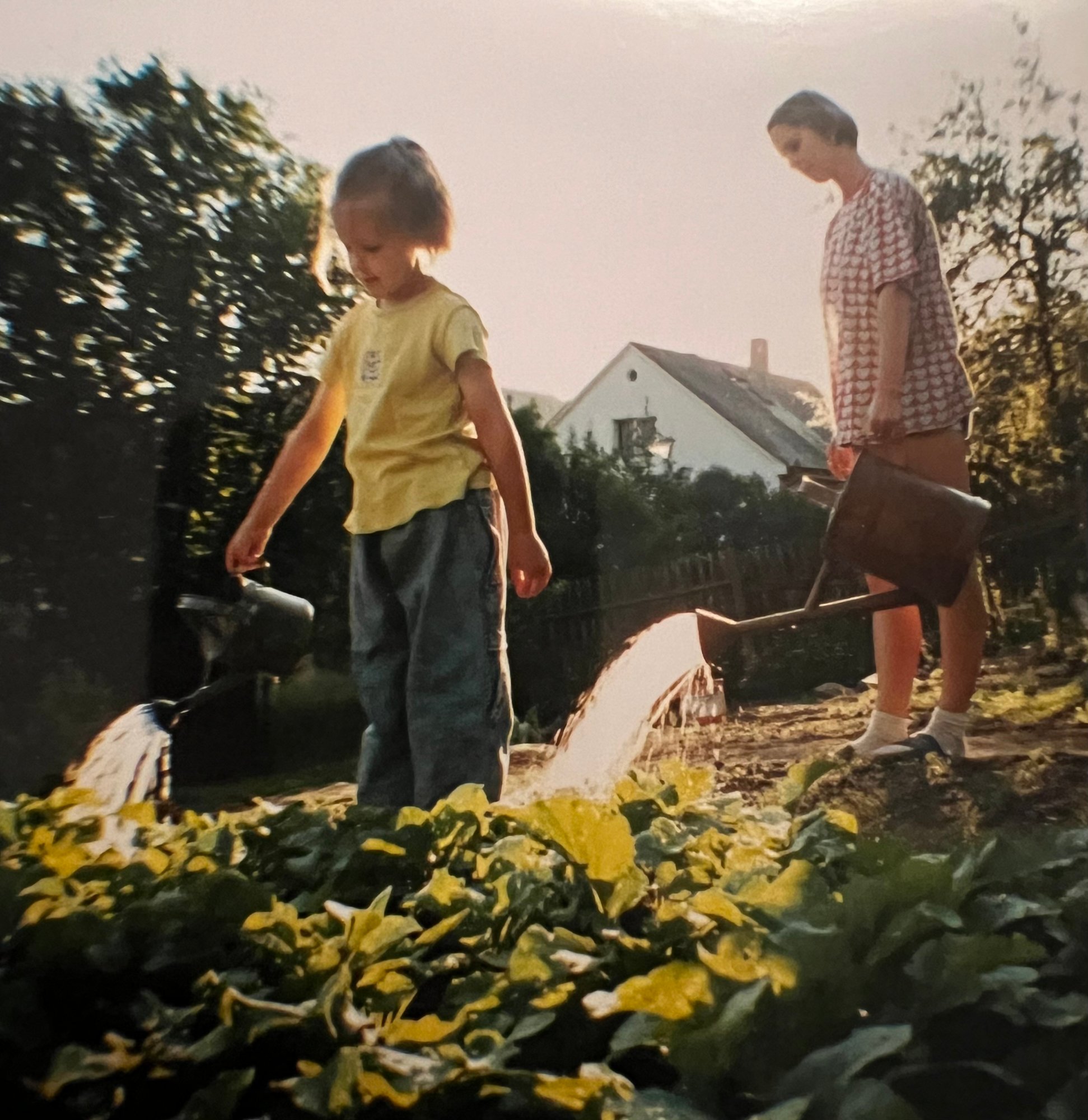 Rodinná fotografie ze zahrady, kde začal vztah ke květinám