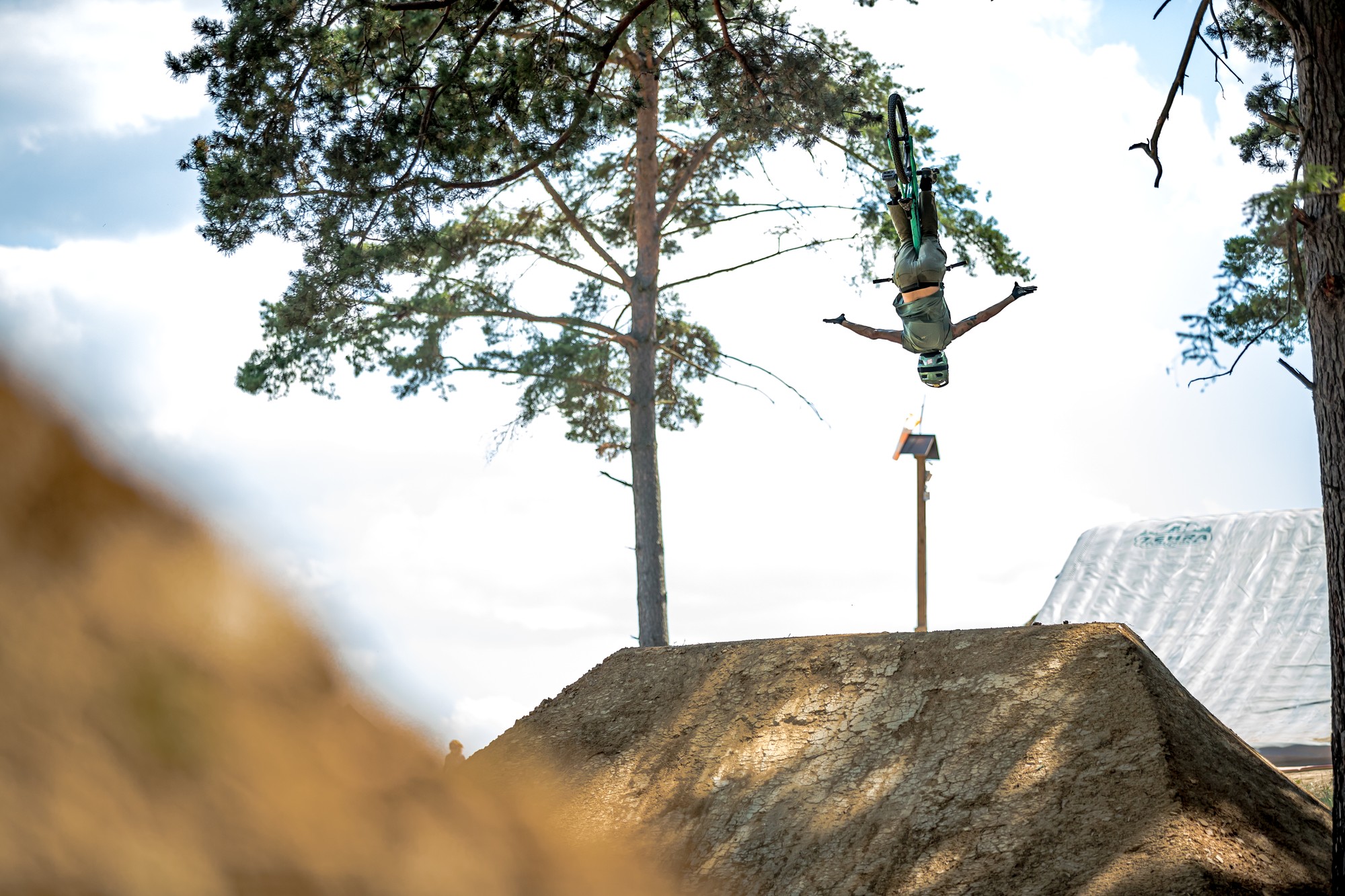 Backflip nad dirt jump rampou – Airbag a tábor Dirt Madness Žehra