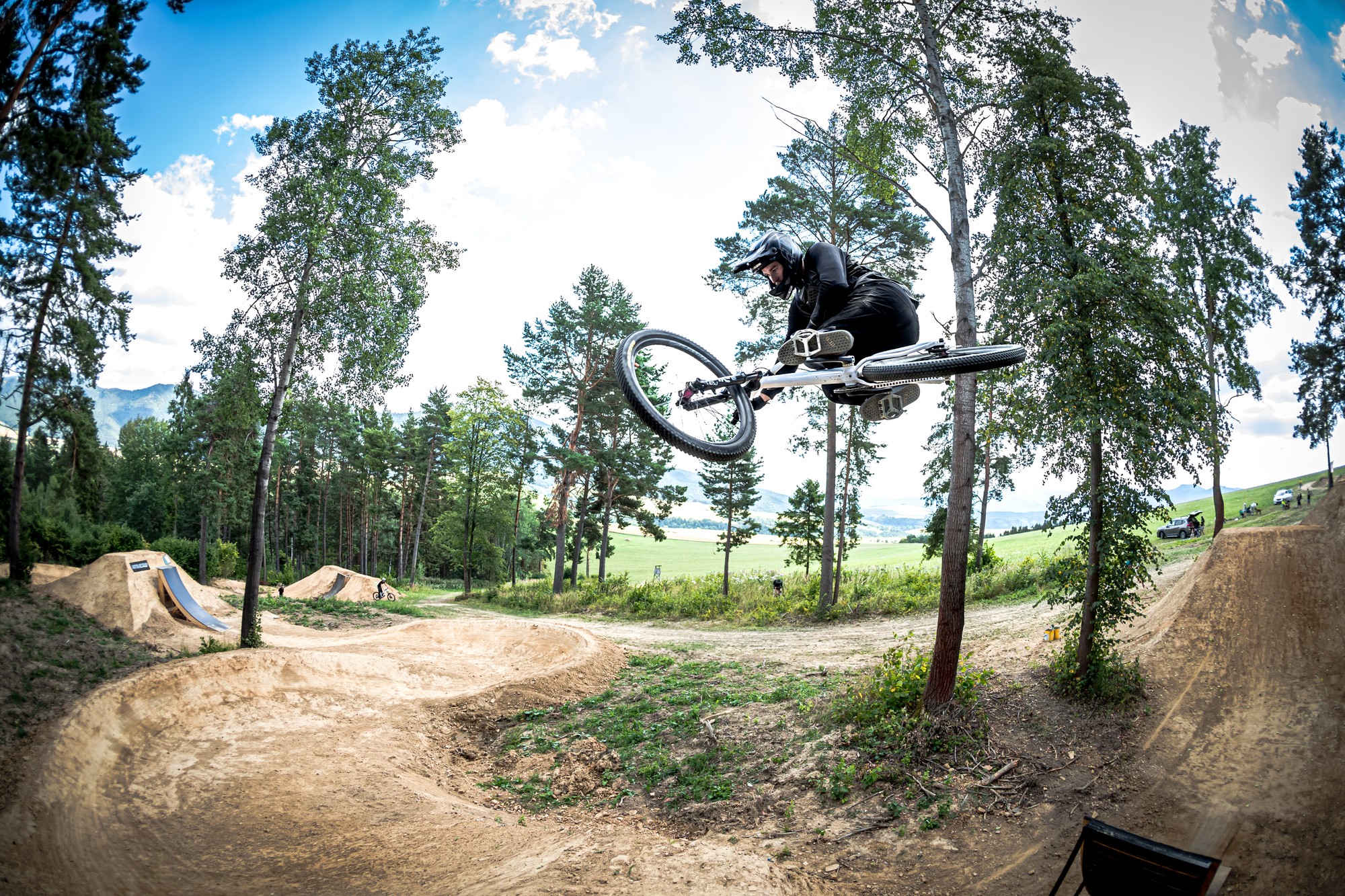 Whip na dirt jumpoch – Dirt Madness 2026 Trailpark Žehra