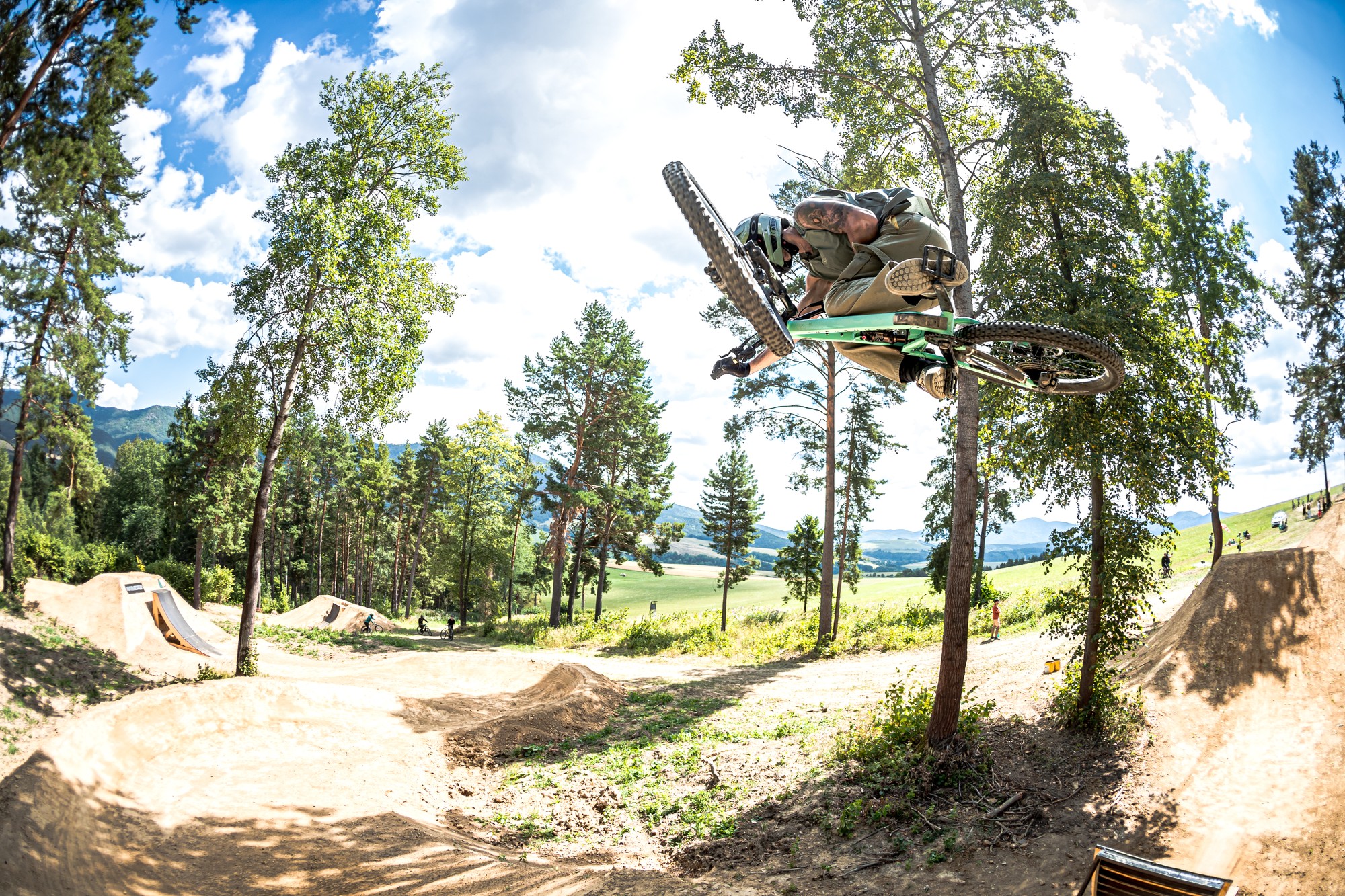 Akrobatický skok s výhľadom na Spišský kraj – Dirt Madness 2026 Trailpark Žehra