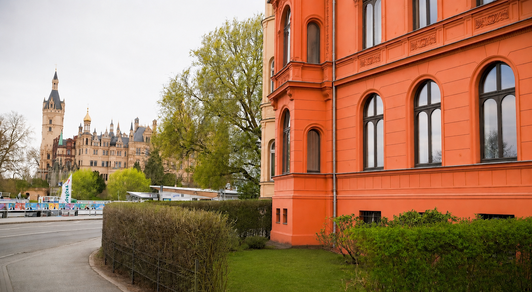 Büro von FLIXFINANZ in der Werderstraße 135 in Schwerin, im Hintergrund das Schweriner Schloss