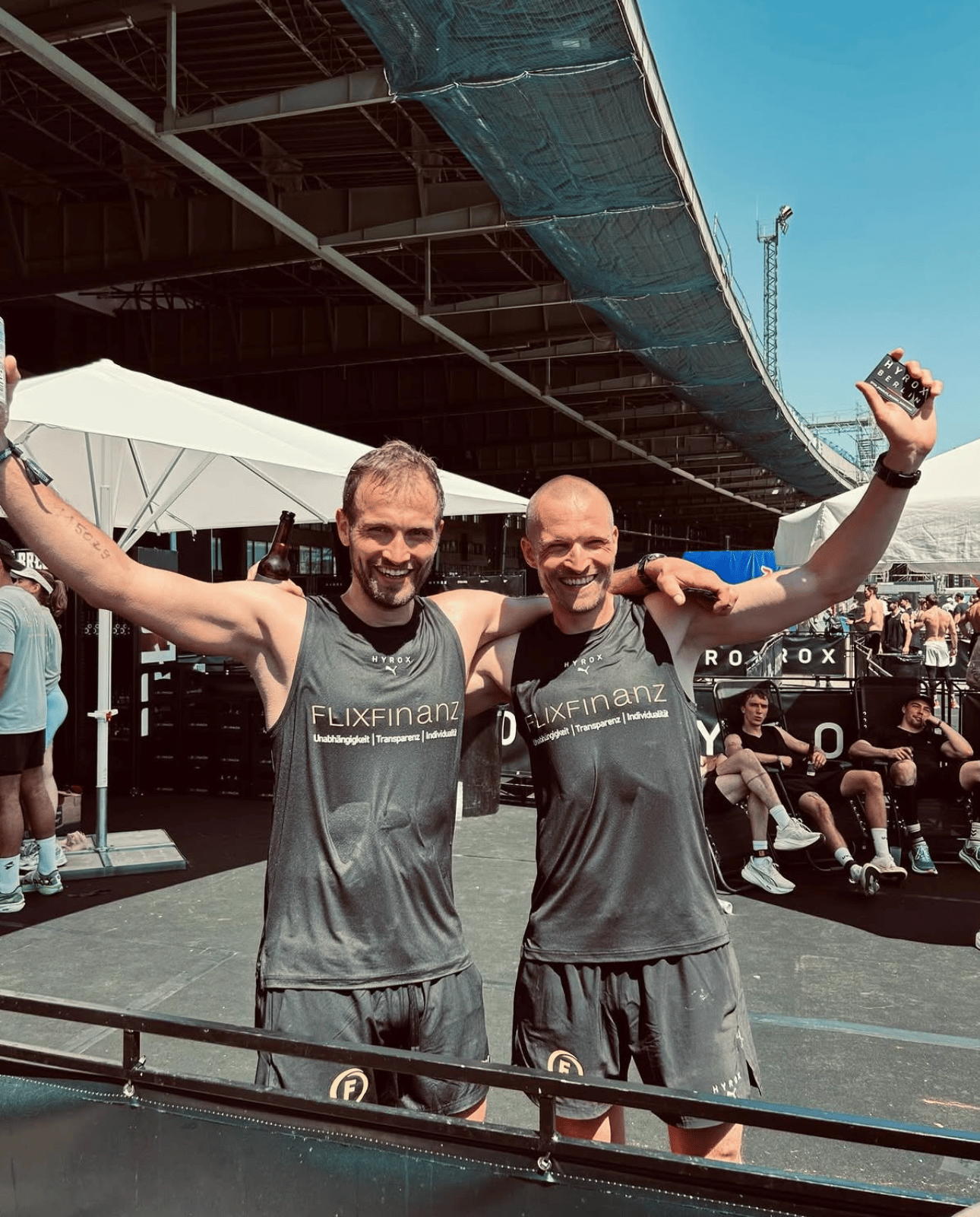 Marten und Sven feiern ihre Finish-Time 1:11:04 bei HYROX Berlin