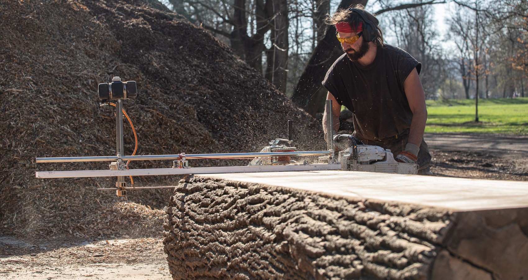 Profesionální řezání dřeva mobilní pilou