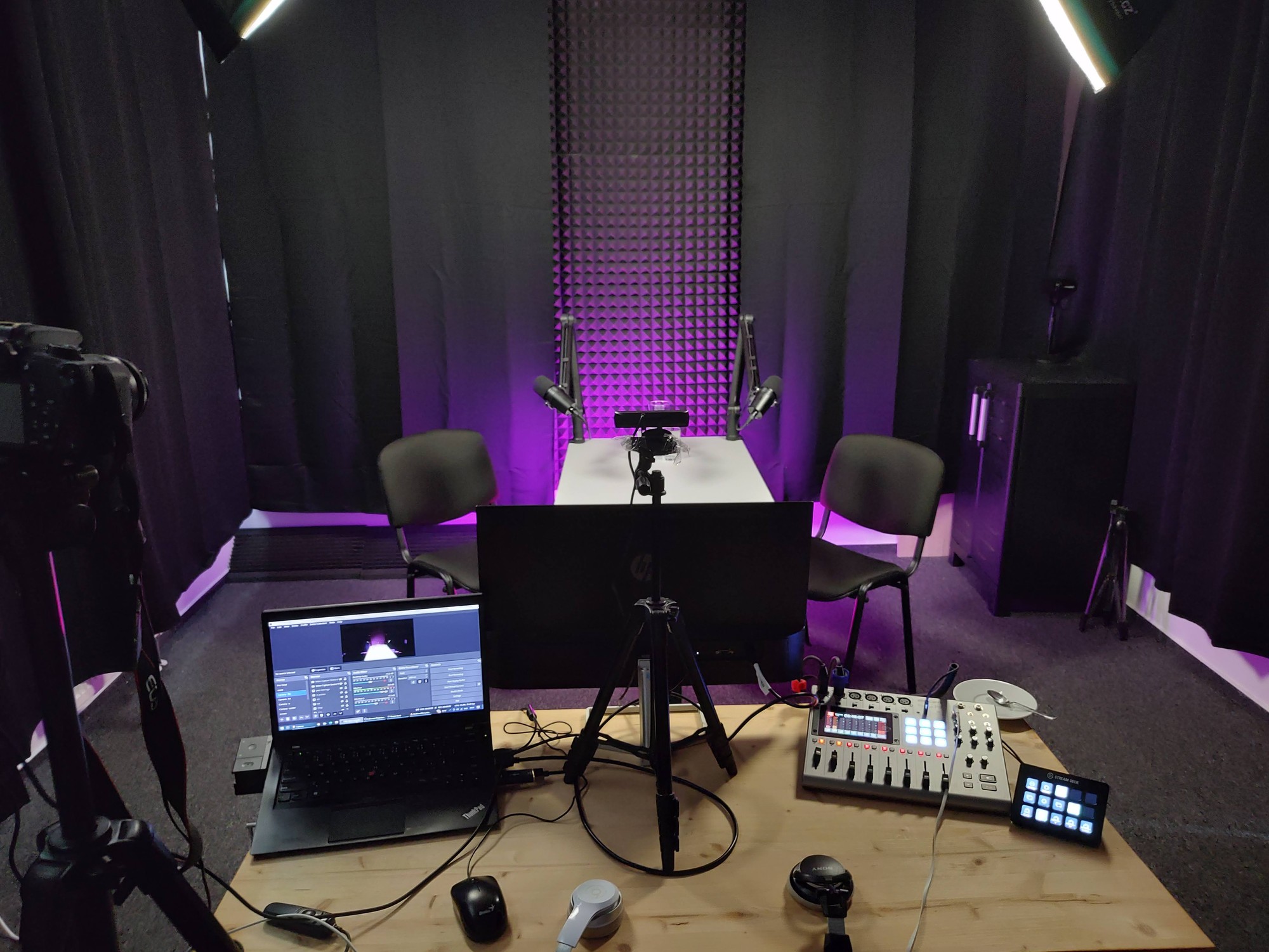Profesionální podcastové studio s kvalitní audio technikou a nahrávacím vybavením